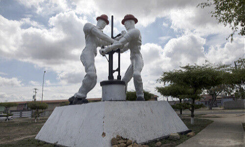 Statue of workers at oil company PDVSA in Cabimas, Venezuela (Image: Keystone)