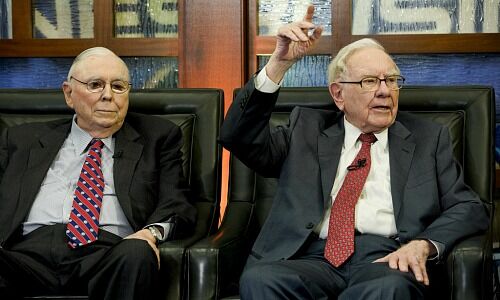 Warren Buffett (right) with fellow investor Charlie Munger (left)