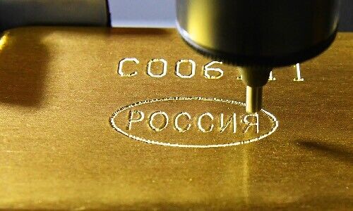 Goldbarren erhält Stempel in Krasnojarsk, Russland (Bild: Keystone)