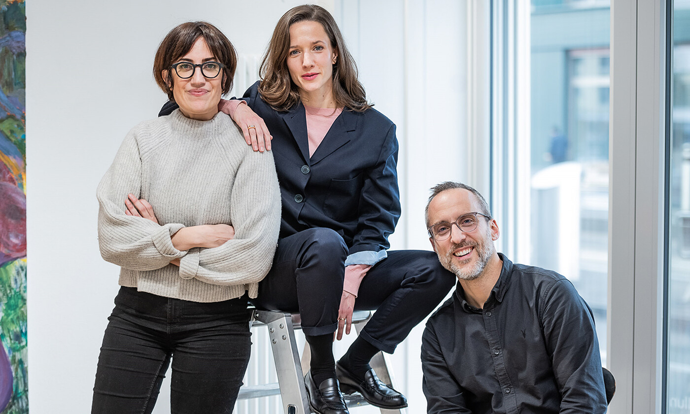 Die Galeristin Susanne König (Mitte), Catrina Sonderegger (links) und Thomas Spycher (rechts). (Bild: Michel Gilgen) 